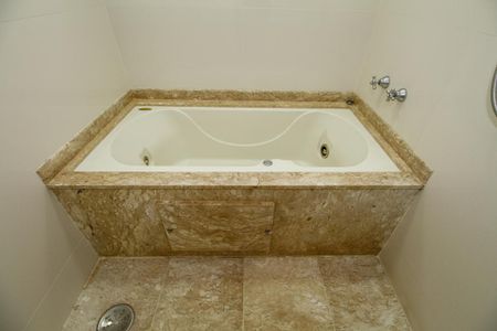 Apartamento para alugar com 112m², 2 quartos e 3 vagas Apartamento para alugar com 112m², 2 quartos e 3 vagasBanheiro da Suíte 1