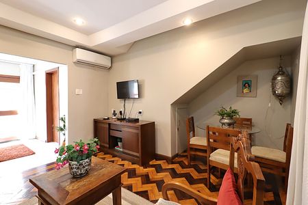 Sala de estar de apartamento para alugar com 1 quarto, 90m² em São João, Porto Alegre