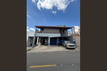 Casa à venda com 360m², 4 quartos e 1 vaga Casa à venda com 360m², 4 quartos e 1 vagaFachada