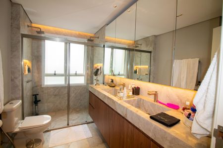 Apartamento à venda com 253m², 3 quartos e 5 vagasBanheiro da Suíte 3