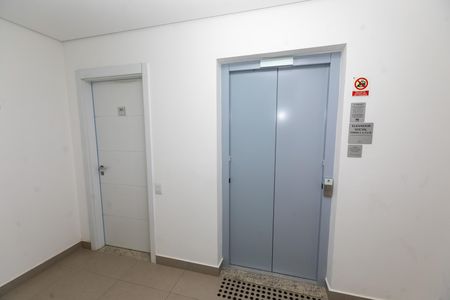 Apartamento à venda com 74m², 3 quartos e 1 vaga Apartamento à venda com 74m², 3 quartos e 1 vagaHall do Elevador no andar