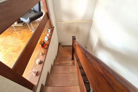 Casa à venda com 253m², 4 quartos e 2 vagas Casa à venda com 253m², 4 quartos e 2 vagasEscada