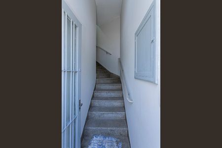 Casa para alugar com 190m², 2 quartos e 1 vagaEscada de entrada