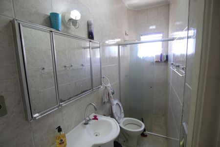 Casa à venda com 180m², 4 quartos e 2 vagasBanheiro 1