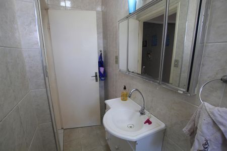 Casa à venda com 180m², 4 quartos e 2 vagasBanheiro 1