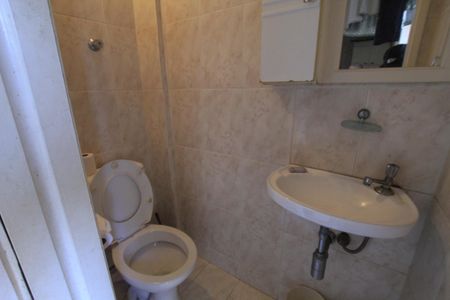 Casa à venda com 180m², 4 quartos e 2 vagasBanheiro da área de serviço