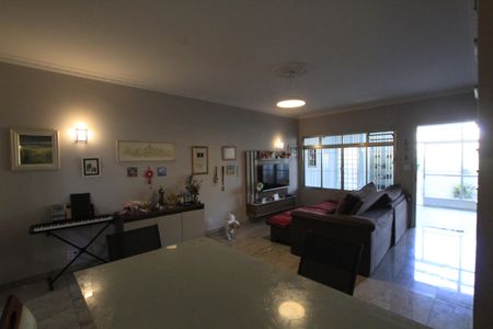 Casa à venda com 180m², 4 quartos e 2 vagasSala
