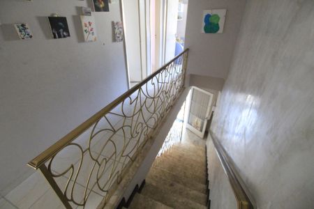 Casa à venda com 180m², 4 quartos e 2 vagasEscada