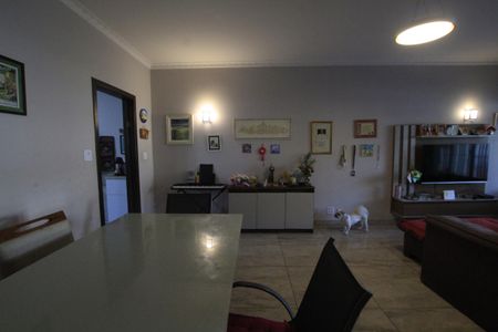 Casa à venda com 180m², 4 quartos e 2 vagasSala 