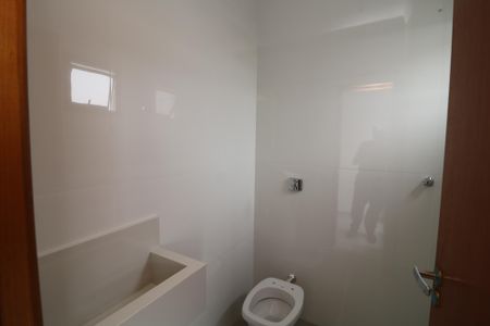 Casa à venda com 80m², 2 quartos e 2 vagasBanheiro da Suíte 2