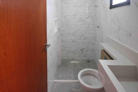 Casa à venda com 80m², 2 quartos e 2 vagasBanheiro da suite