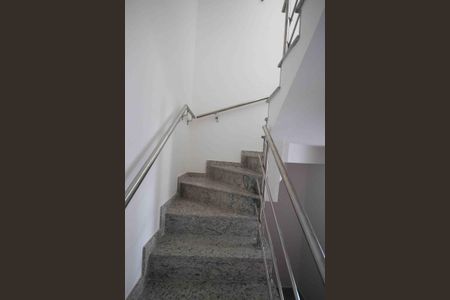 Casa à venda com 80m², 2 quartos e 2 vagasEscada