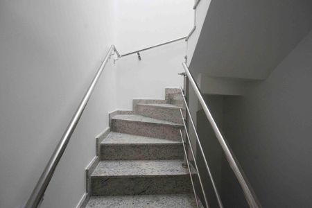 Casa à venda com 80m², 2 quartos e 2 vagasEscada
