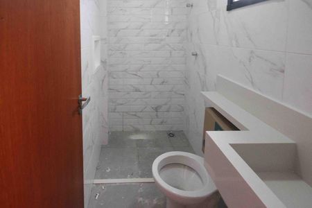 Casa à venda com 80m², 2 quartos e 2 vagasBanheiro da suite