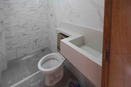 Casa à venda com 80m², 2 quartos e 2 vagasBanheiro da suite