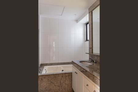 Apartamento para alugar com 176m², 4 quartos e 3 vagas Apartamento para alugar com 176m², 4 quartos e 3 vagasBanheiro da Suíte 1