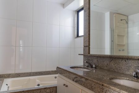 Apartamento para alugar com 176m², 4 quartos e 3 vagas Apartamento para alugar com 176m², 4 quartos e 3 vagasBanheiro da Suíte 1