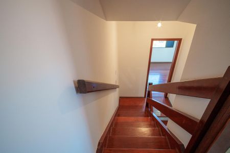 Casa para alugar com 160m², 4 quartos e 2 vagas Casa para alugar com 160m², 4 quartos e 2 vagasEscada acesso quartos