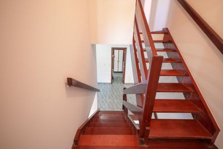 Casa para alugar com 160m², 4 quartos e 2 vagas Casa para alugar com 160m², 4 quartos e 2 vagasEscada acesso quartos