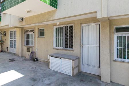 Apartamento para alugar com 48m², 2 quartos e 1 vagaÁrea comum - Entrada do imóvel e garagem