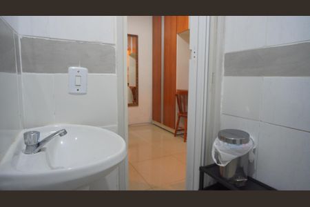 Banheiro  de kitnet/studio para alugar com 1 quarto, 19m² em Centro Histórico, Porto Alegre