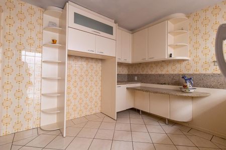 Casa para alugar com 218m², 5 quartos e 2 vagas Casa para alugar com 218m², 5 quartos e 2 vagasCozinha - Armários