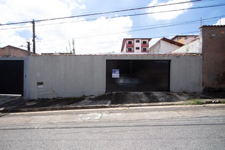 Casa para alugar com 170m², 3 quartos e 4 vagasFachada 