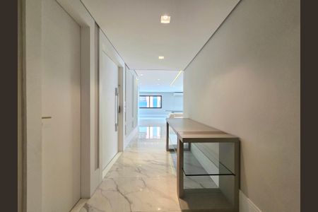 Apartamento para alugar com 228m², 4 quartos e 4 vagasCorredor Entrada