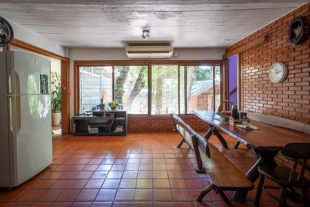 Casa para alugar com 330m², 5 quartos e 5 vagas