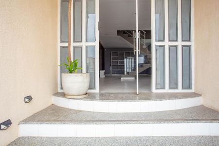 Casa para alugar com 250m², 3 quartos e 3 vagas Casa para alugar com 250m², 3 quartos e 3 vagasEntrada