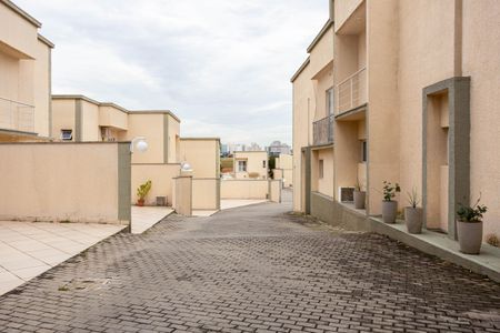 Casa para alugar com 250m², 3 quartos e 3 vagas Casa para alugar com 250m², 3 quartos e 3 vagasÁrea comum