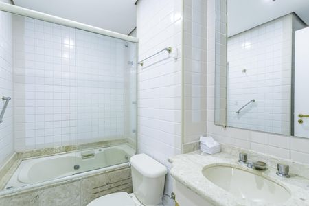 Banheiro de apartamento para alugar com 1 quarto, 47m² em Vila Olímpia, São Paulo