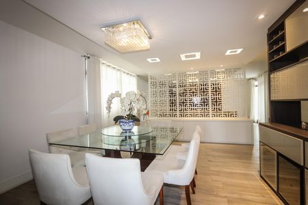 Apartamento para alugar com 220m², 3 quartos e 2 vagas Apartamento para alugar com 220m², 3 quartos e 2 vagasSala de Jantar