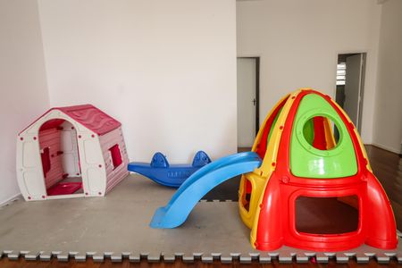 Apartamento para alugar com 220m², 3 quartos e 2 vagas Apartamento para alugar com 220m², 3 quartos e 2 vagasÁrea comum - Playground