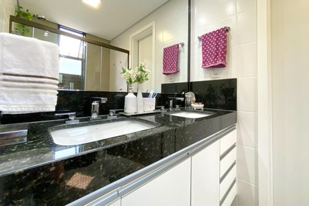 Apartamento à venda com 298m², 4 quartos e 4 vagasBanheiro da Suíte 1