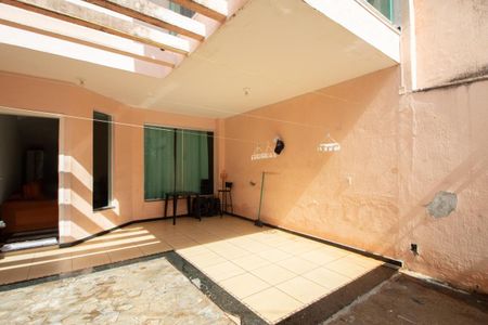 Garagem de casa à venda com 3 quartos, 180m² em Cabral, Contagem