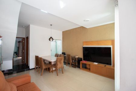 Casa à venda com 180m², 3 quartos e 2 vagas Casa à venda com 180m², 3 quartos e 2 vagasSala