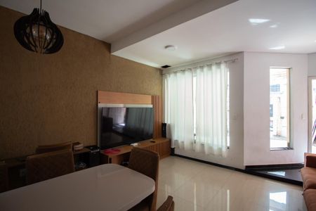 Sala de casa à venda com 3 quartos, 180m² em Cabral, Contagem