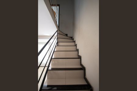 Casa à venda com 180m², 3 quartos e 2 vagas Casa à venda com 180m², 3 quartos e 2 vagasEscada