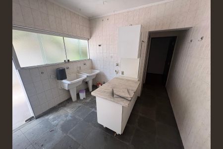 Casa de condomínio para alugar com 560m², 4 quartos e 6 vagasÁrea de serviço