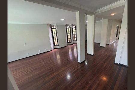 Casa de condomínio para alugar com 560m², 4 quartos e 6 vagasSala