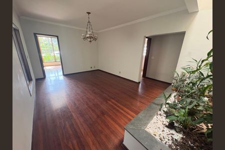 Casa de condomínio para alugar com 560m², 4 quartos e 6 vagasSala