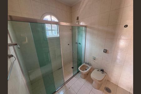 Casa de condomínio para alugar com 560m², 4 quartos e 6 vagasBanheiro