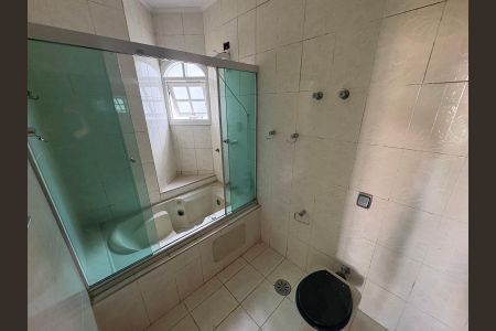 Casa de condomínio para alugar com 560m², 4 quartos e 6 vagasBanheiro