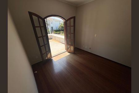 Casa de condomínio para alugar com 560m², 4 quartos e 6 vagasQuarto