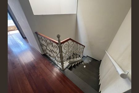 Casa de condomínio para alugar com 560m², 4 quartos e 6 vagasEscada