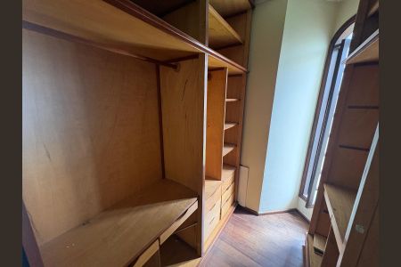 Casa de condomínio para alugar com 560m², 4 quartos e 6 vagasCloset