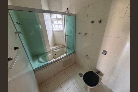 Casa de condomínio para alugar com 560m², 4 quartos e 6 vagasBanheiro