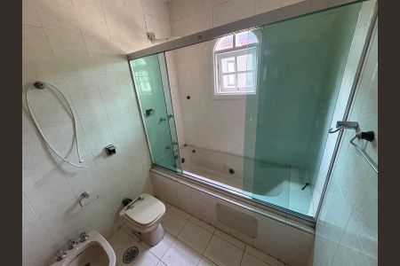 Casa de condomínio para alugar com 560m², 4 quartos e 6 vagasBanheiro