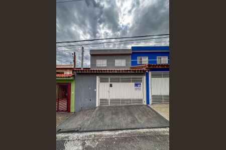 Casa à venda com 55m², 2 quartos e 2 vagasFachada 